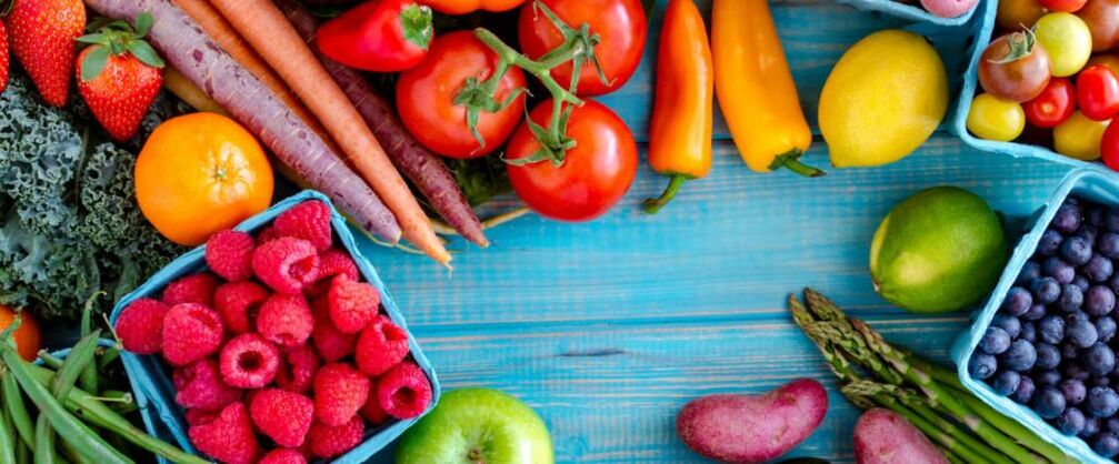 El menú de la dieta proteica debe incluir verduras, frutas y bayas. 