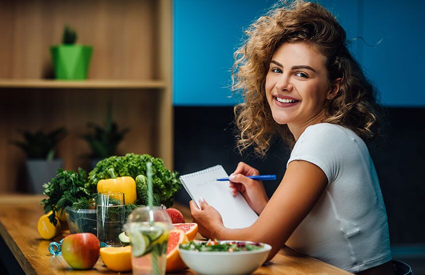 Actitud positiva de una niña en una dieta